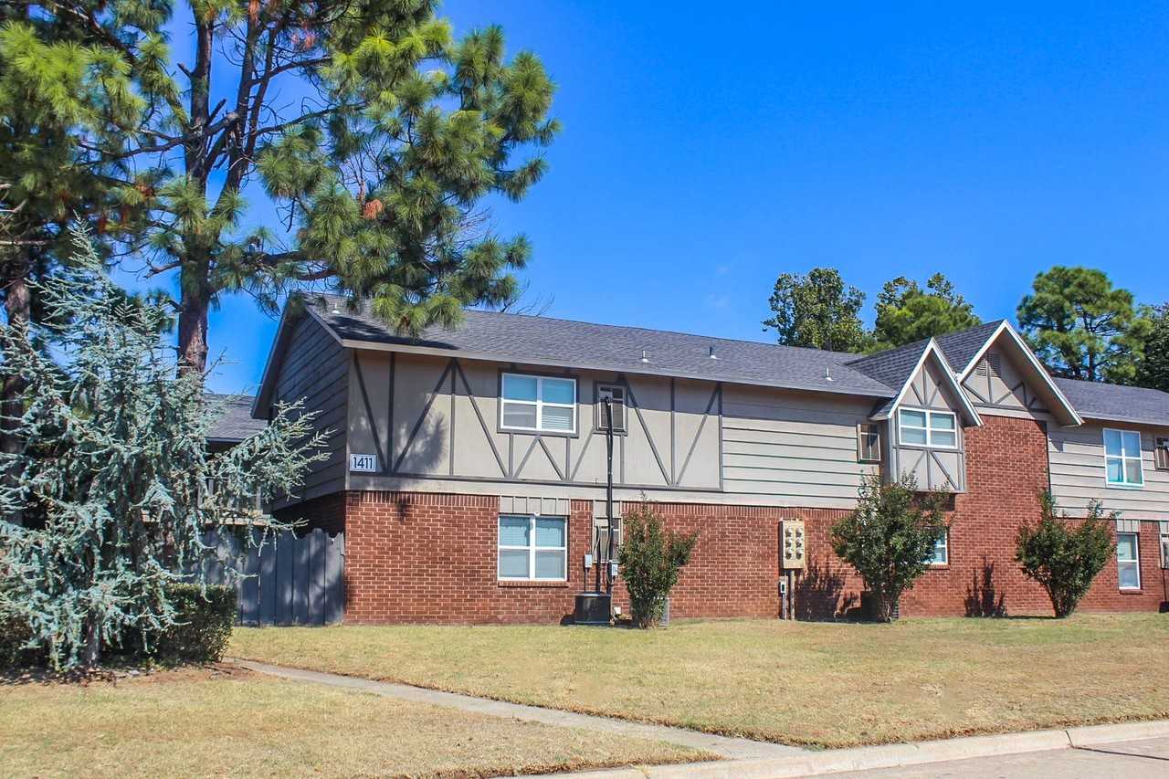 Stratford Square Apartments - Photo 4 of 8