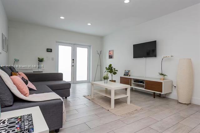 350 Nw 50th St - Photo 3 of 27