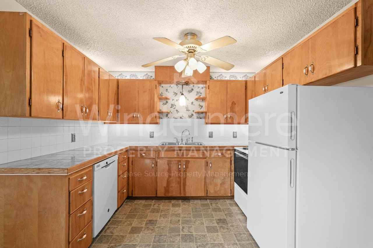 621 3rd Street - Photo 4 of 32