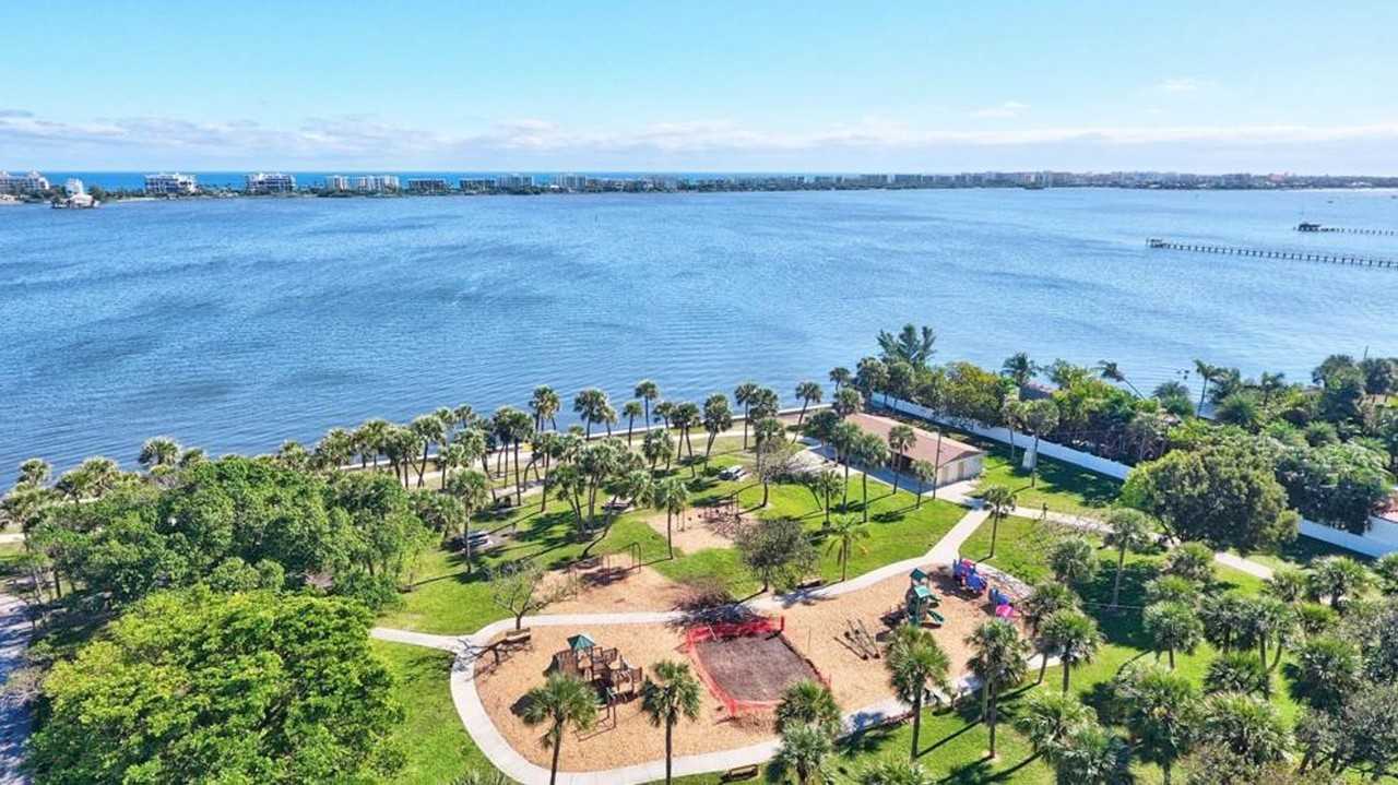 401 S Lakeside Dr Lake Worth, FL 33460 - Photo 3 of 8