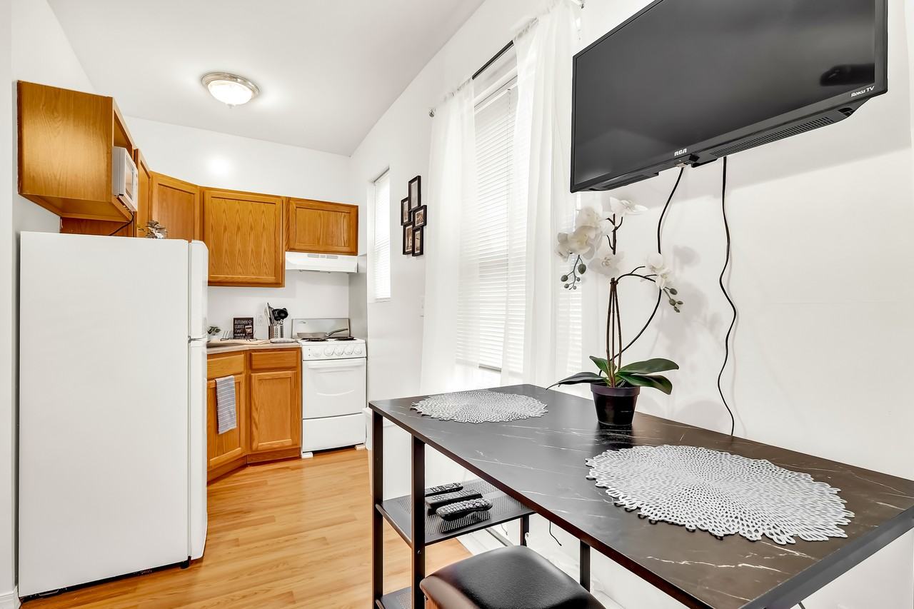 1131 Spruce St - Photo 4 of 50