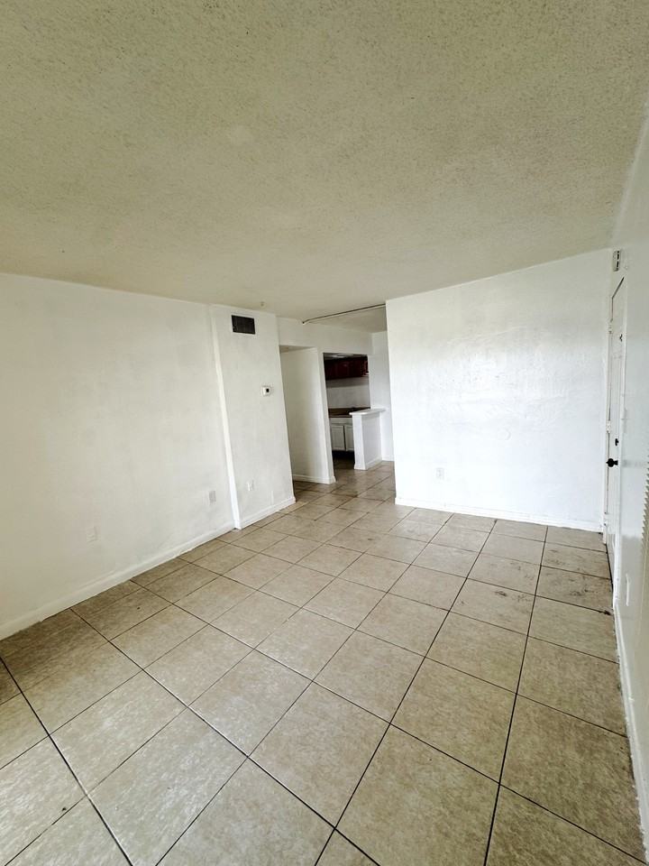 NEW CASTLE APARTMENTS LLC - Photo 4 of 42