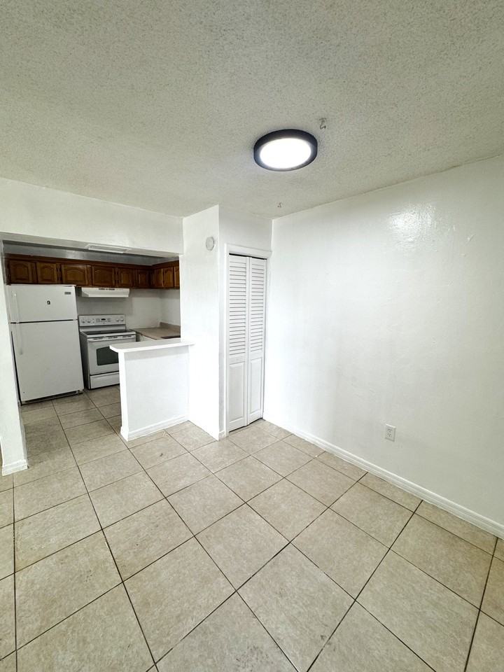 NEW CASTLE APARTMENTS LLC - Photo 5 of 42
