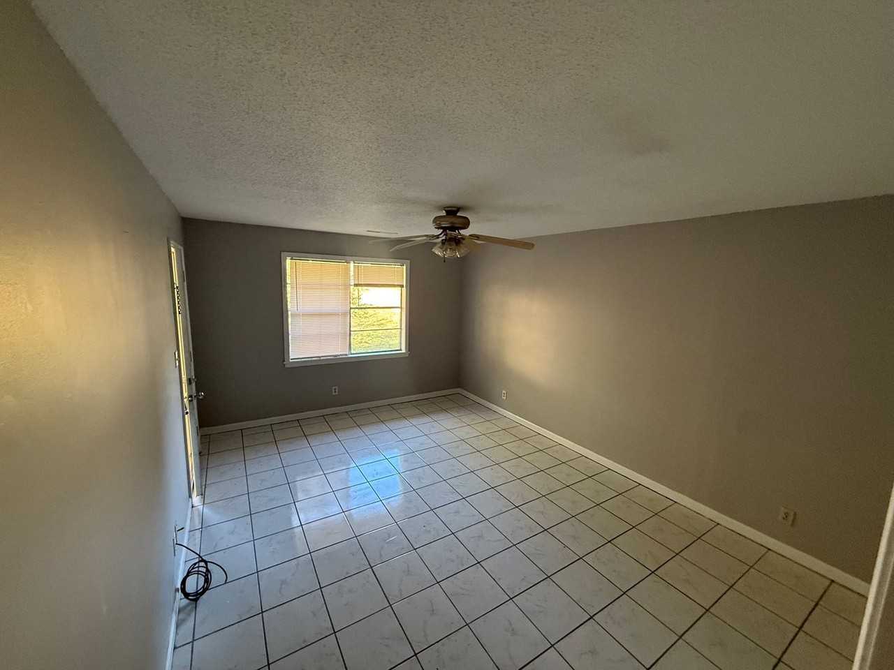 121B N Robinson St - Photo 3 of 4