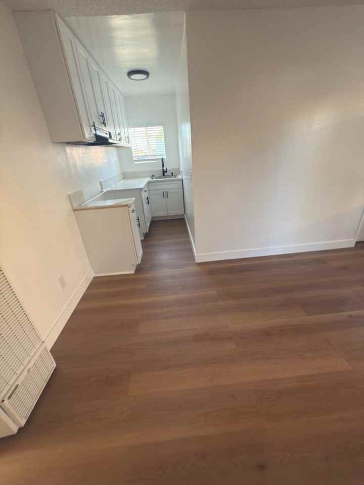 2002 Vineyard Ave. - Photo 2 of 4