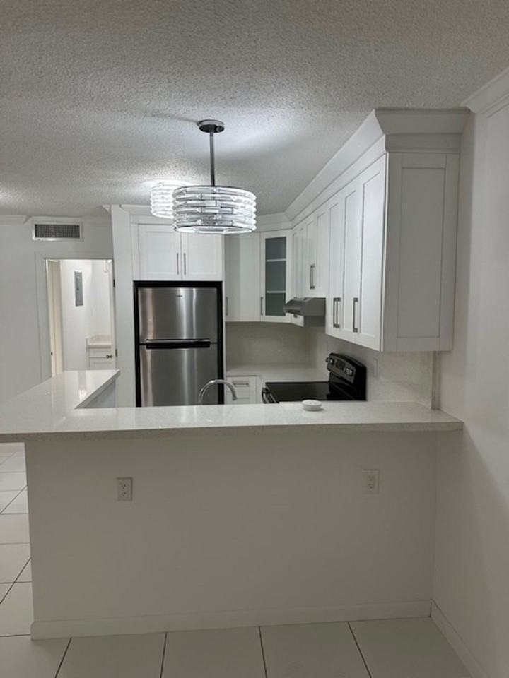 315 S Crescent Dr Hollywood, FL 33021 - Photo 3 of 7