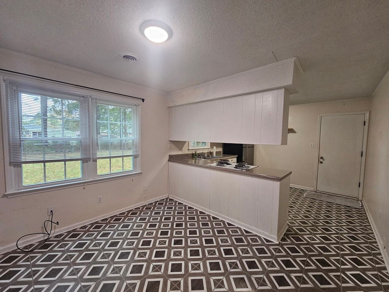 308 Kenwood Dr - Photo 2 of 13