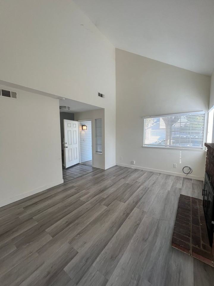 2419 N Clark St - Photo 4 of 26