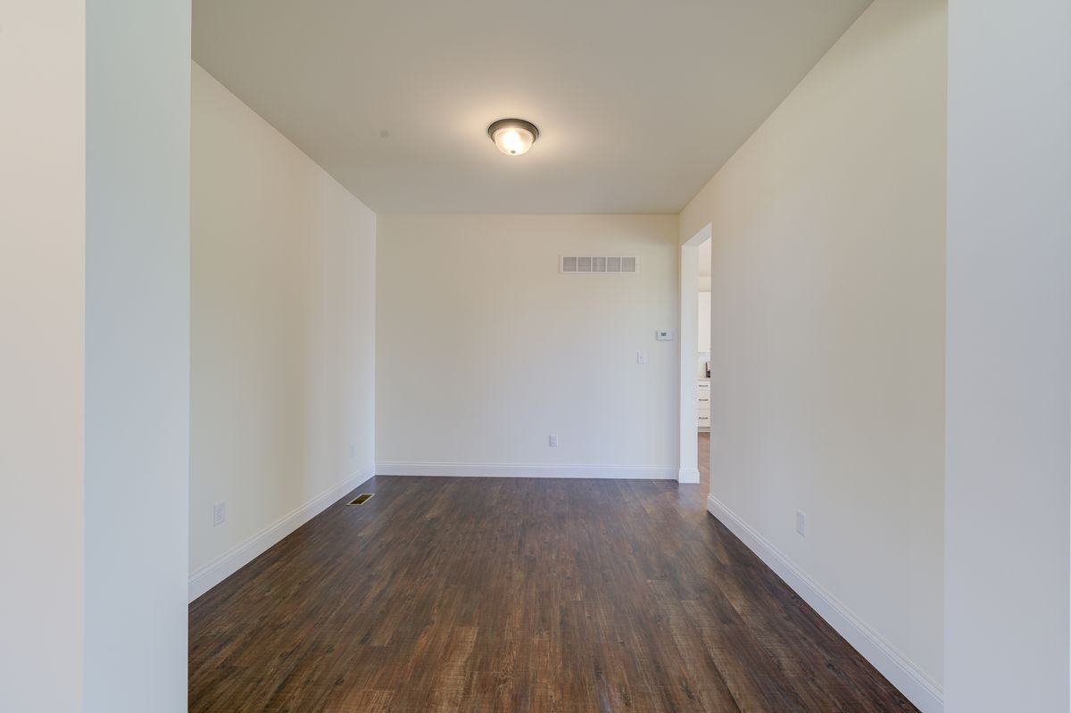 2025 Maryland Oaks Cir - Photo 3 of 10