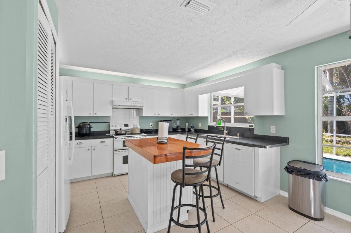 1908 Sw Notre Dame Ave - Photo 2 of 15