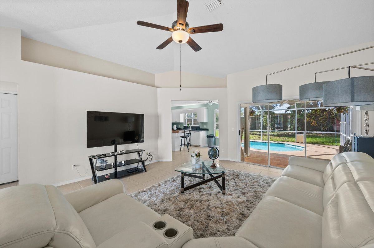 1908 Sw Notre Dame Ave - Photo 3 of 15