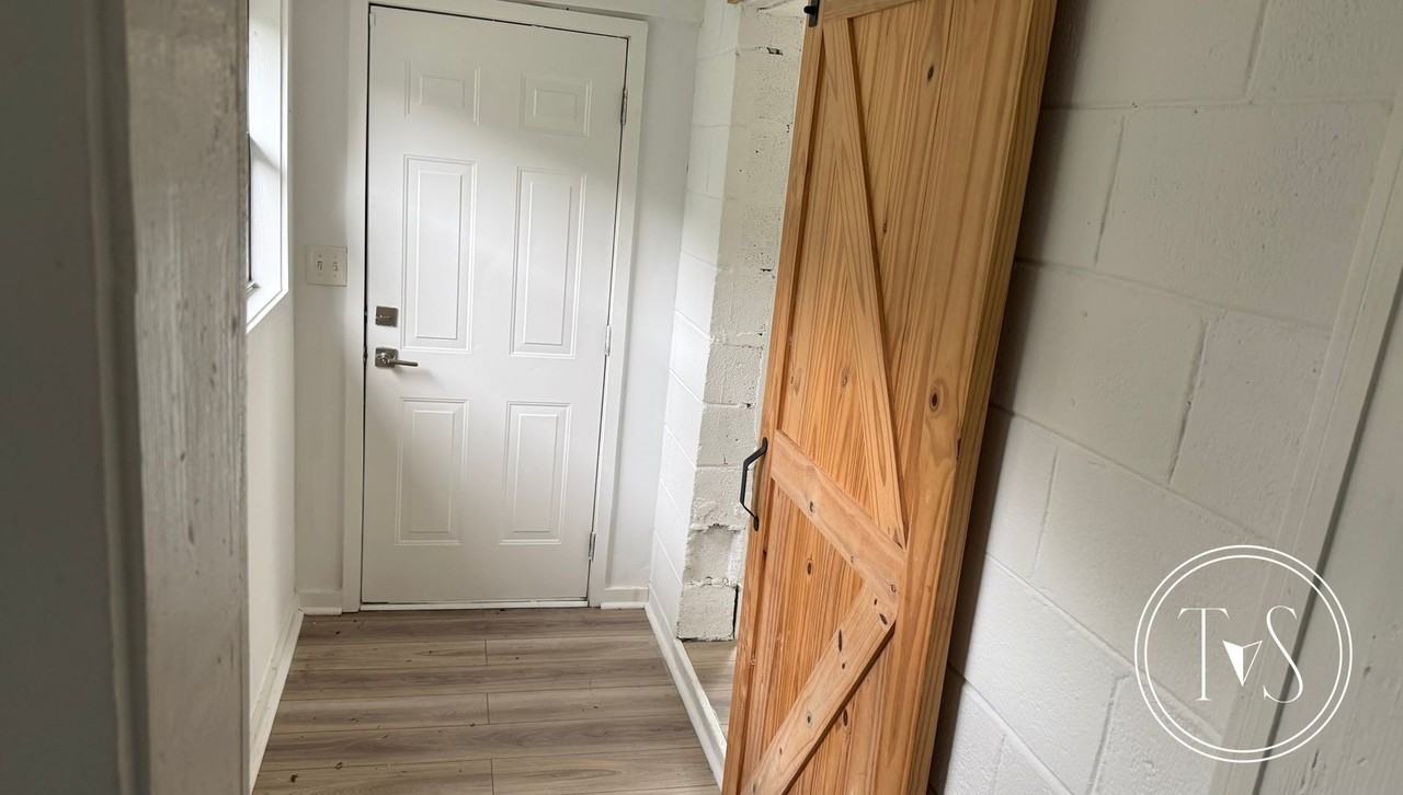 627 W 48th St - Photo 3 of 13