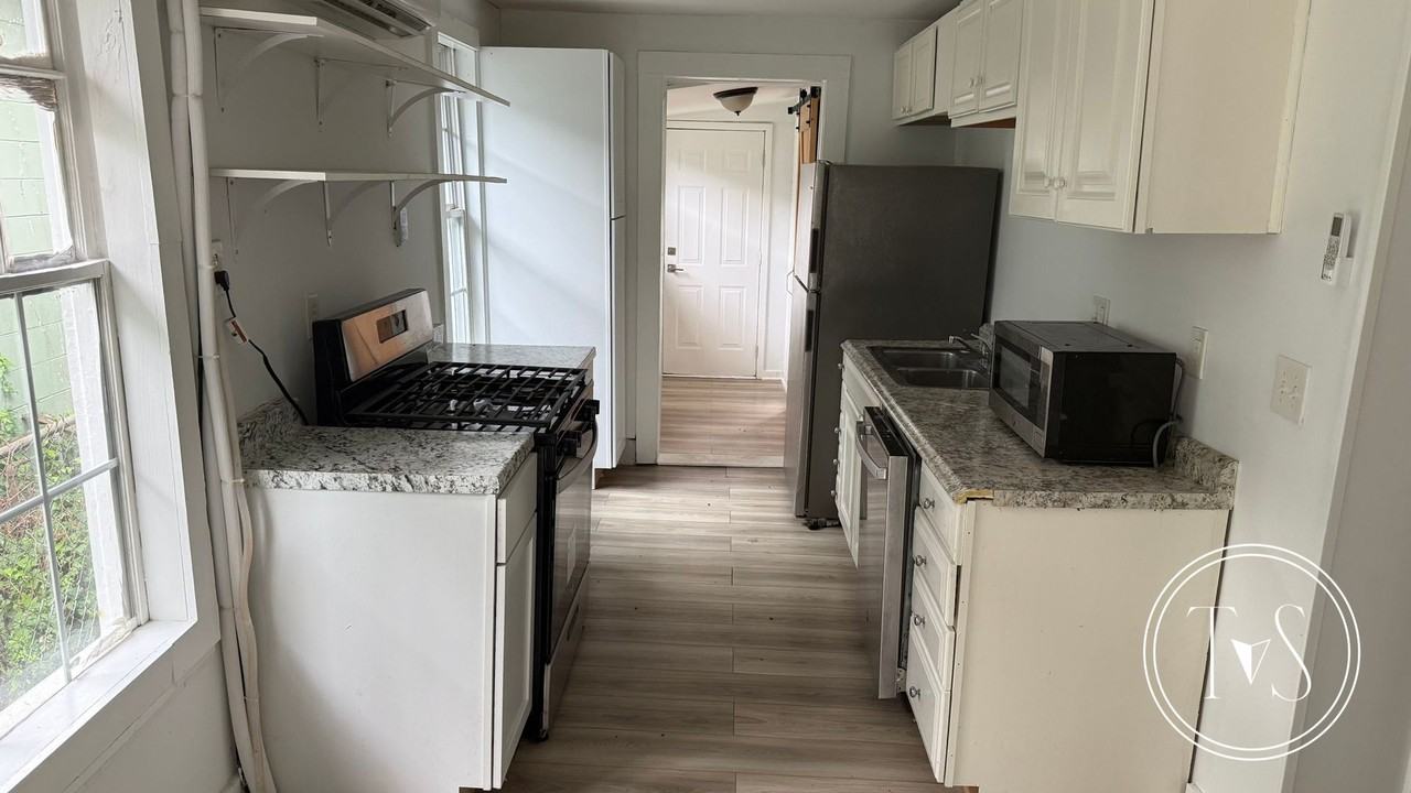 627 W 48th St - Photo 4 of 13