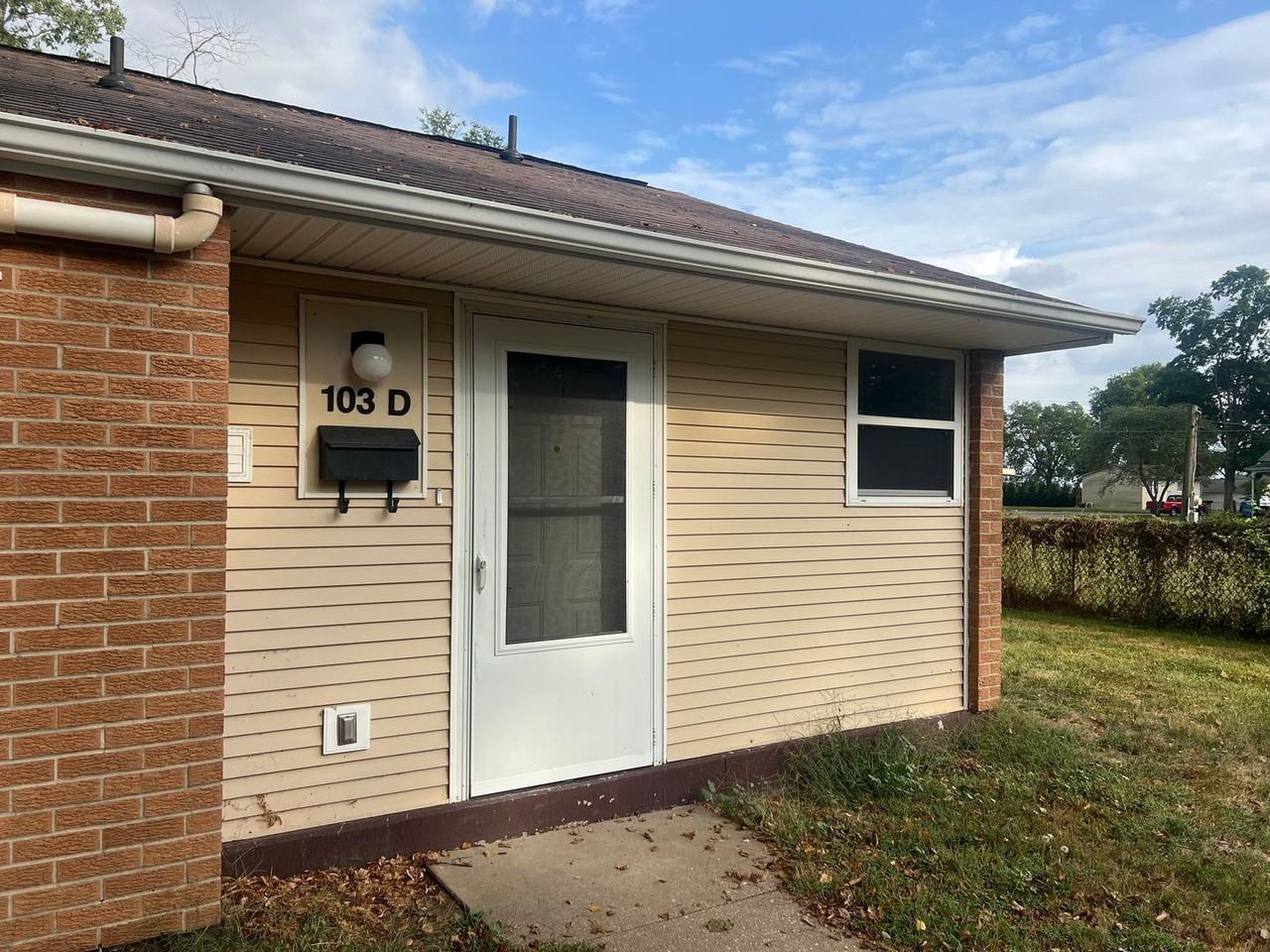 103 W Chestnut St - Photo 2 of 8