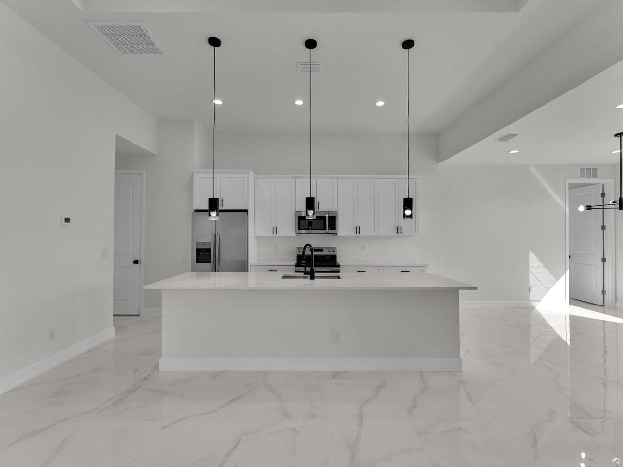 14207 Fort Worth Cir - Photo 5 of 35