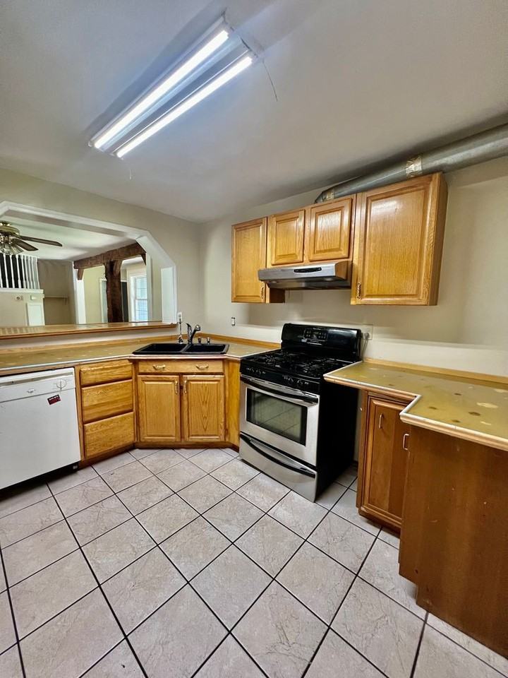 112 Cherry Ln - Photo 2 of 11
