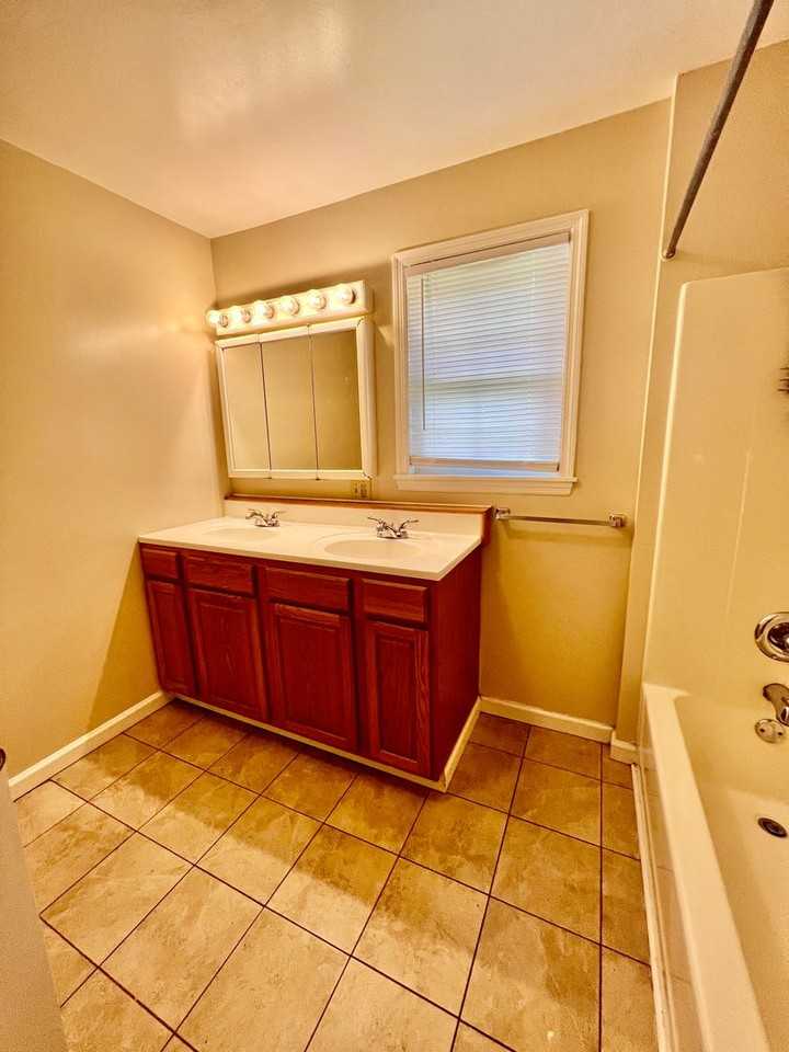 112 Cherry Ln - Photo 7 of 11