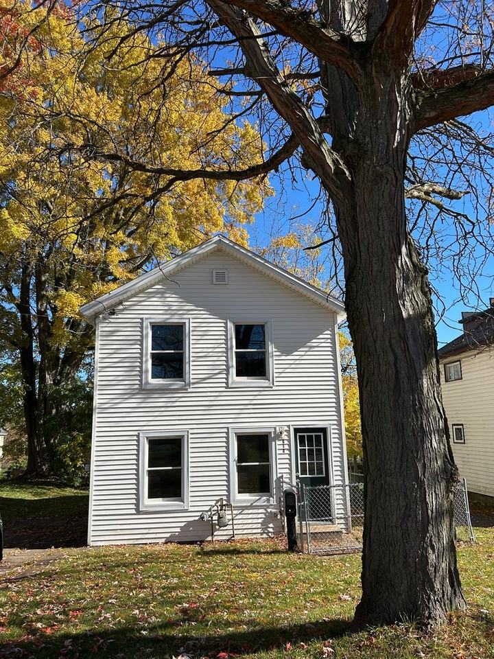 215 W 1st St S - Photo 2 of 16