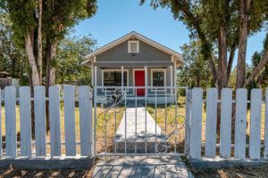 featured image of 905 E 3rd St