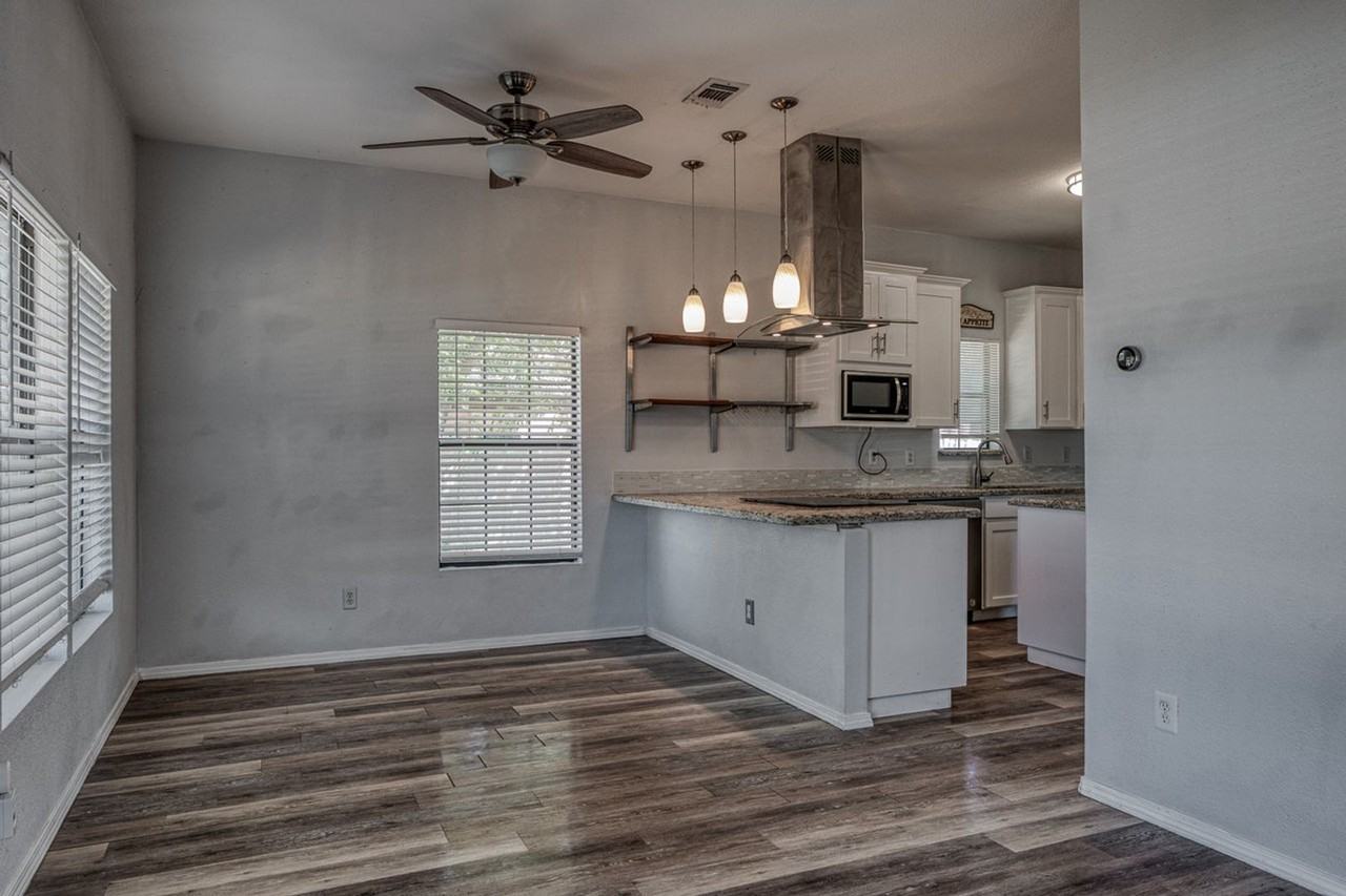 905 E 3rd St - Photo 4 of 17