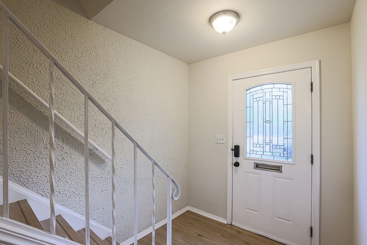 25 Dorchester Ct - Photo 3 of 16