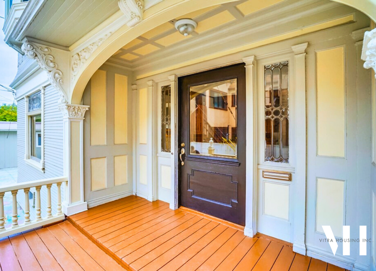 Expansive Six Bedroom House Steps from USC Campus! - Photo 2 of 11