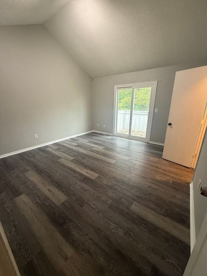 212 Ne Cedar Ct - Photo 7 of 11