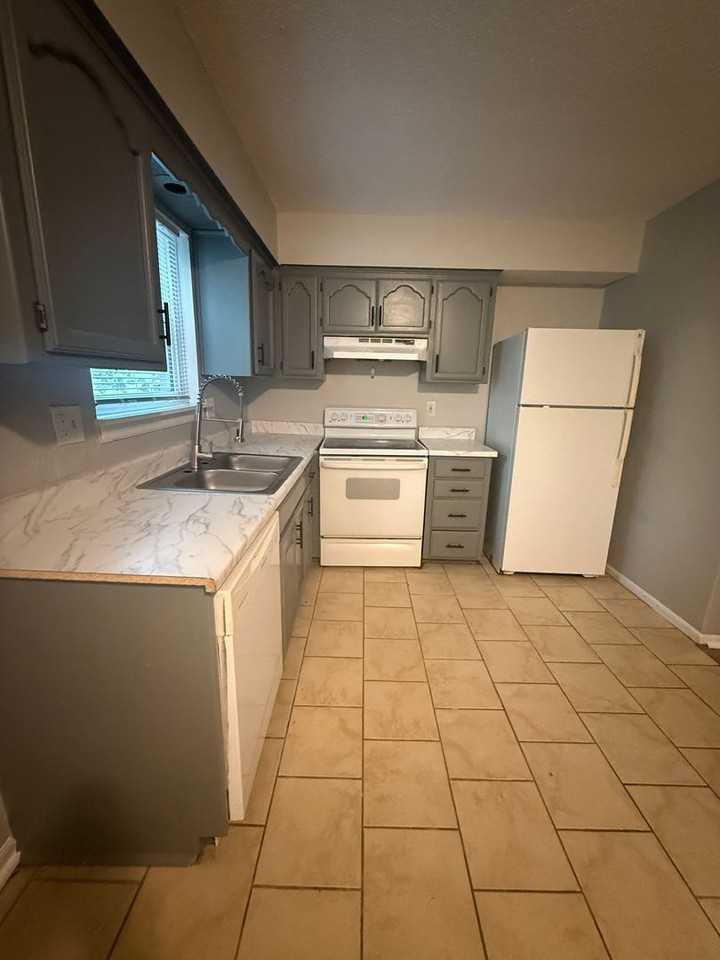 212 Ne Cedar Ct - Photo 4 of 11