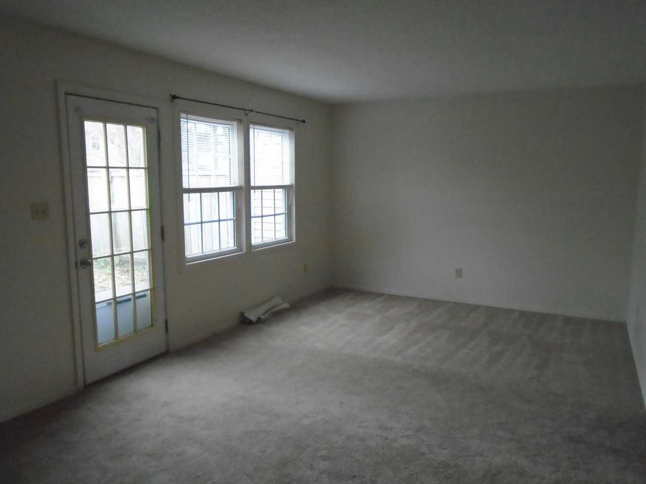 110 King George Ct - Photo 3 of 11