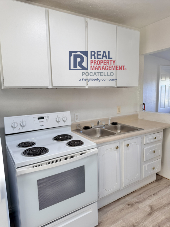 963 Everett Ave - Photo 4 of 19