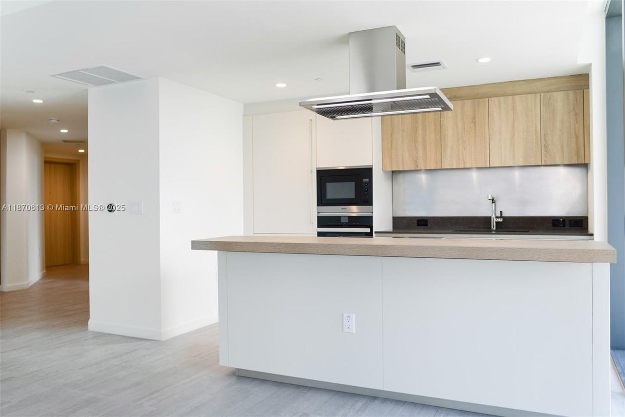 Brickell Plaza & SE 10th St - Photo 5 of 9