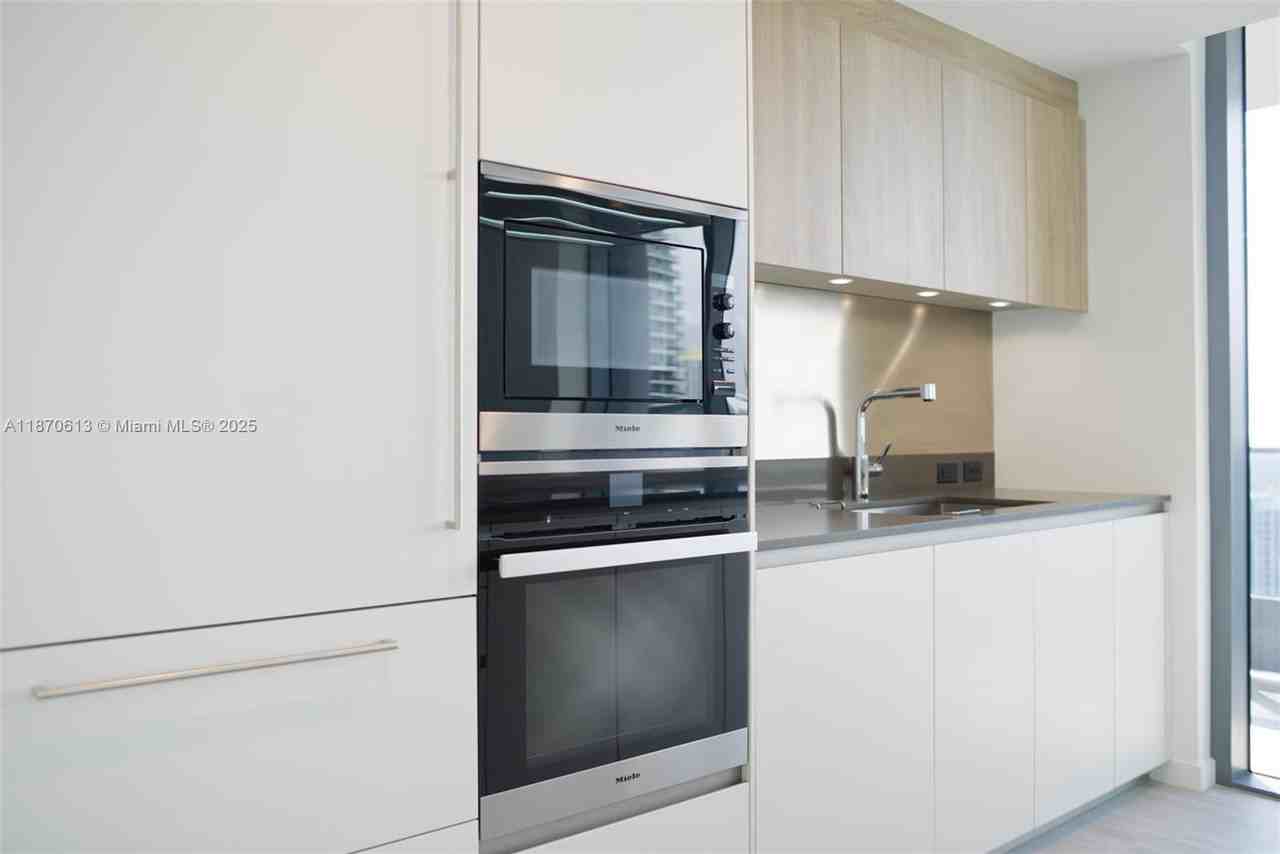 Brickell Plaza & SE 10th St - Photo 6 of 9