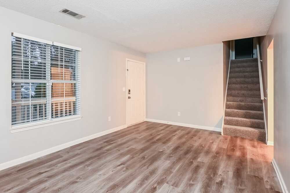 1243 Shady Brook Ct - Photo 5 of 17