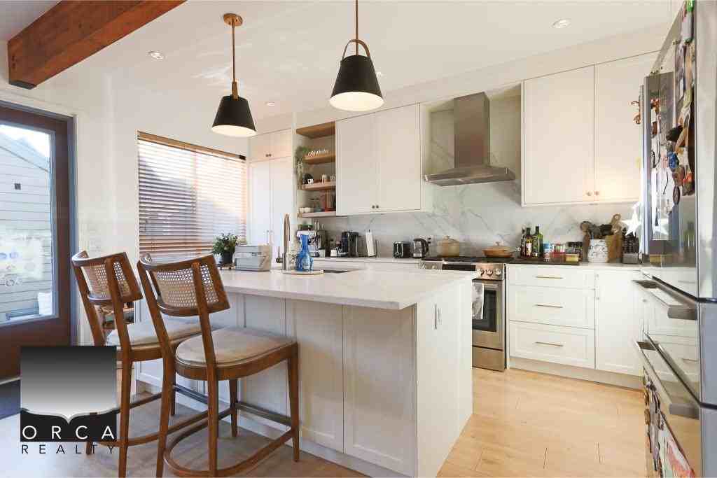 210 Furness Street - Photo 6 of 29