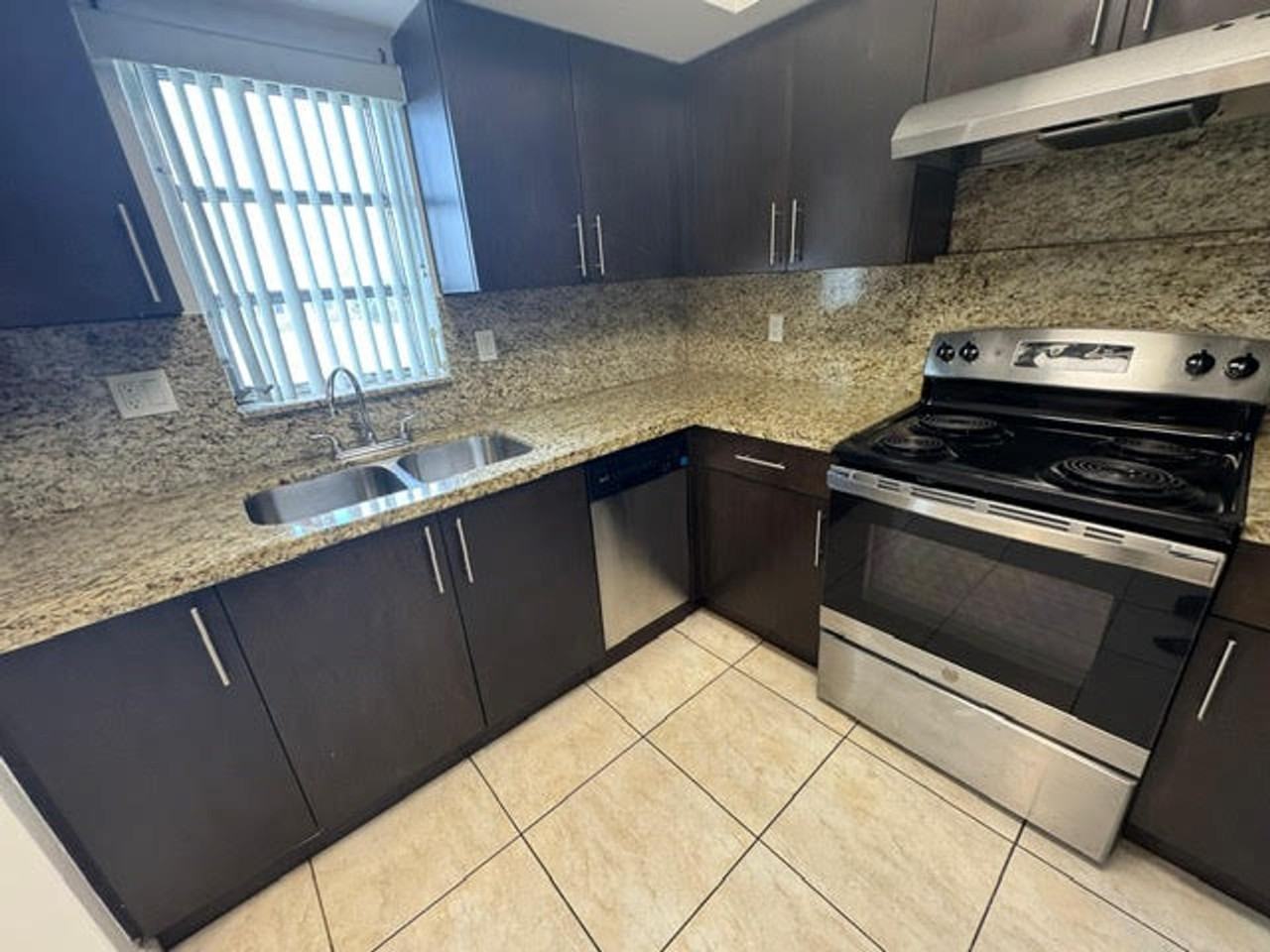 555 S Luna Ct Hollywood, FL 33021 - Photo 2 of 6