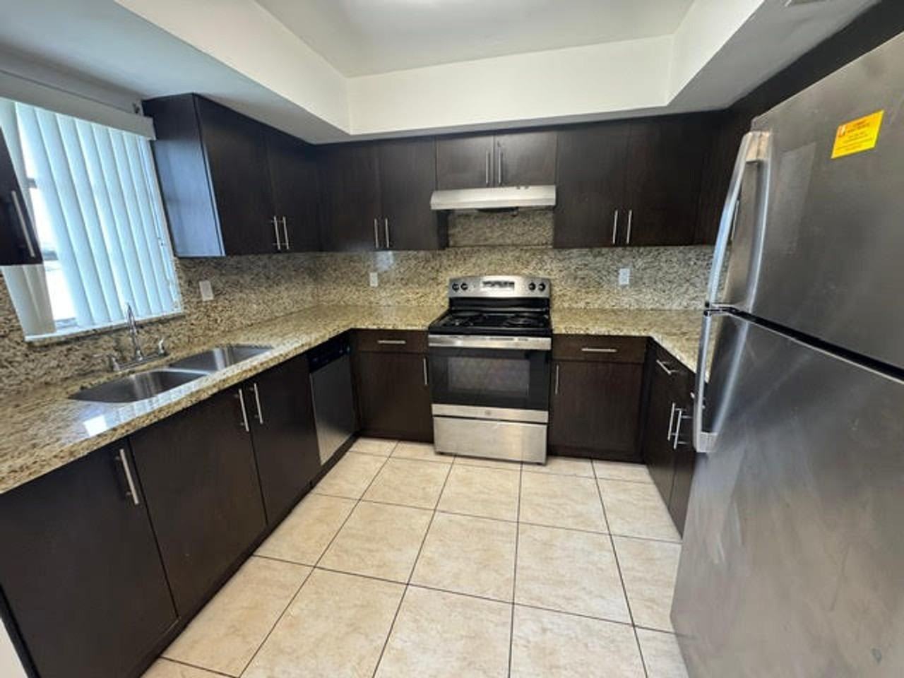 555 S Luna Ct Hollywood, FL 33021 - Photo 3 of 6