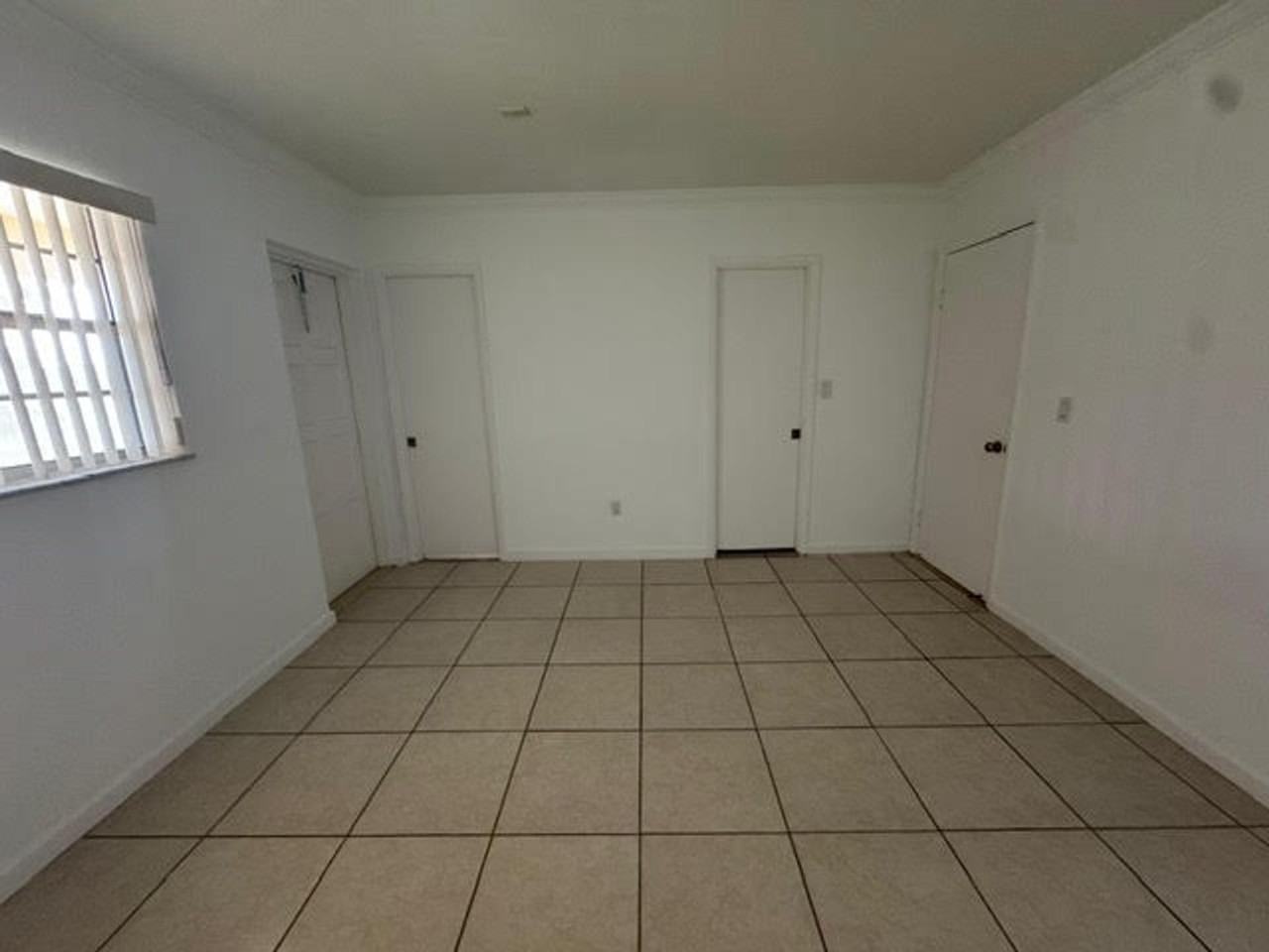 555 S Luna Ct Hollywood, FL 33021 - Photo 4 of 6