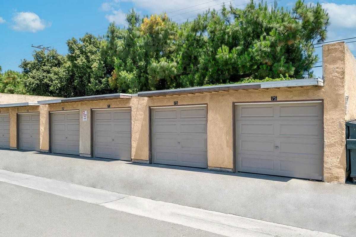 1031 S Cactus Ave - Photo 4 of 15