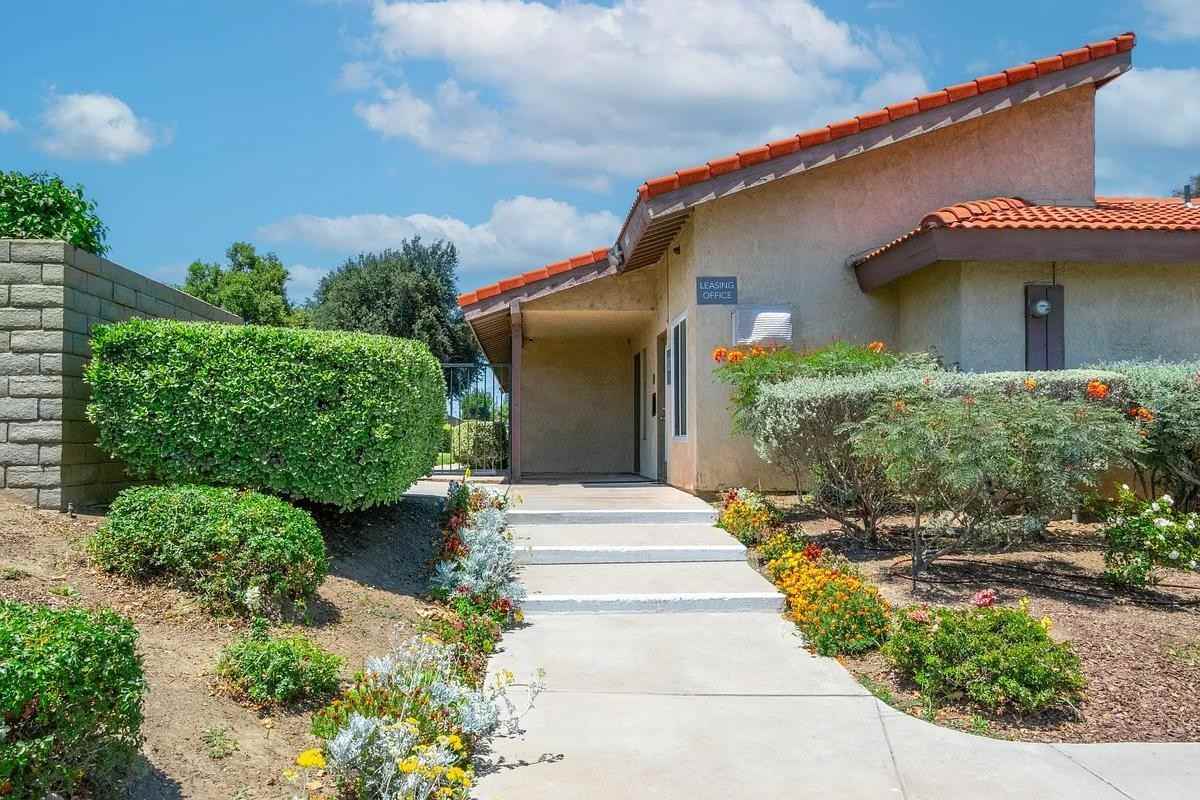 1031 S Cactus Ave - Photo 6 of 15