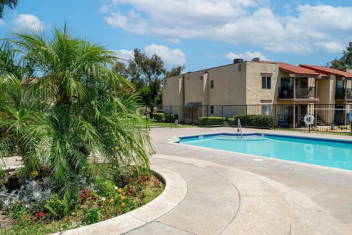 1031 S Cactus Ave - Photo 3 of 15