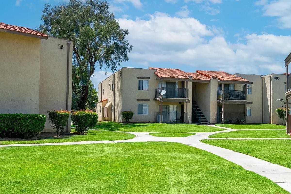 1031 S Cactus Ave - Photo 4 of 15