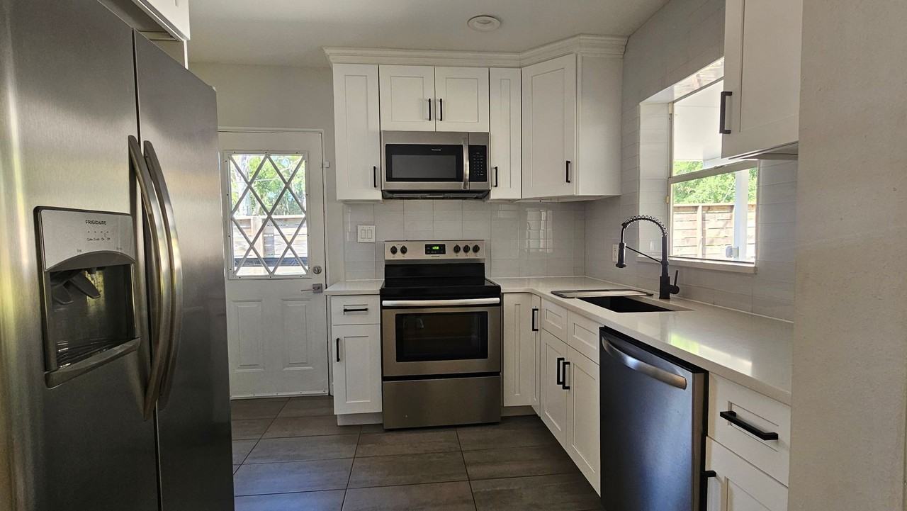 125 E Miller St - Photo 2 of 11