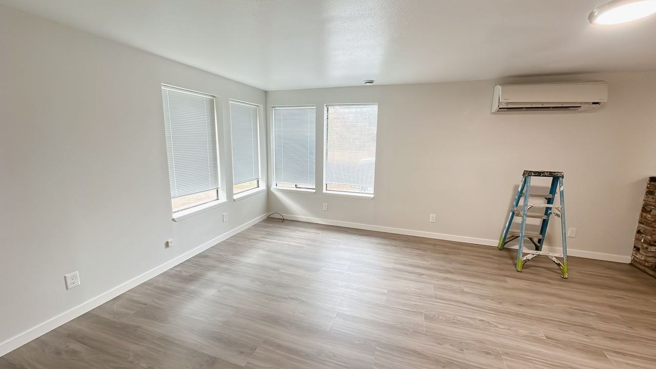 308 Baker Street - Photo 3 of 17