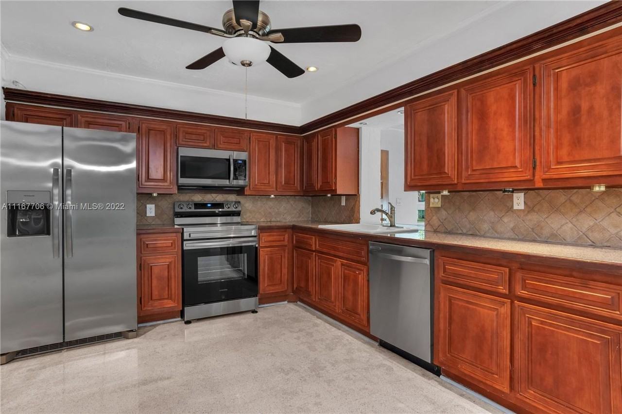 617 Ne 2nd Pl - Photo 2 of 11