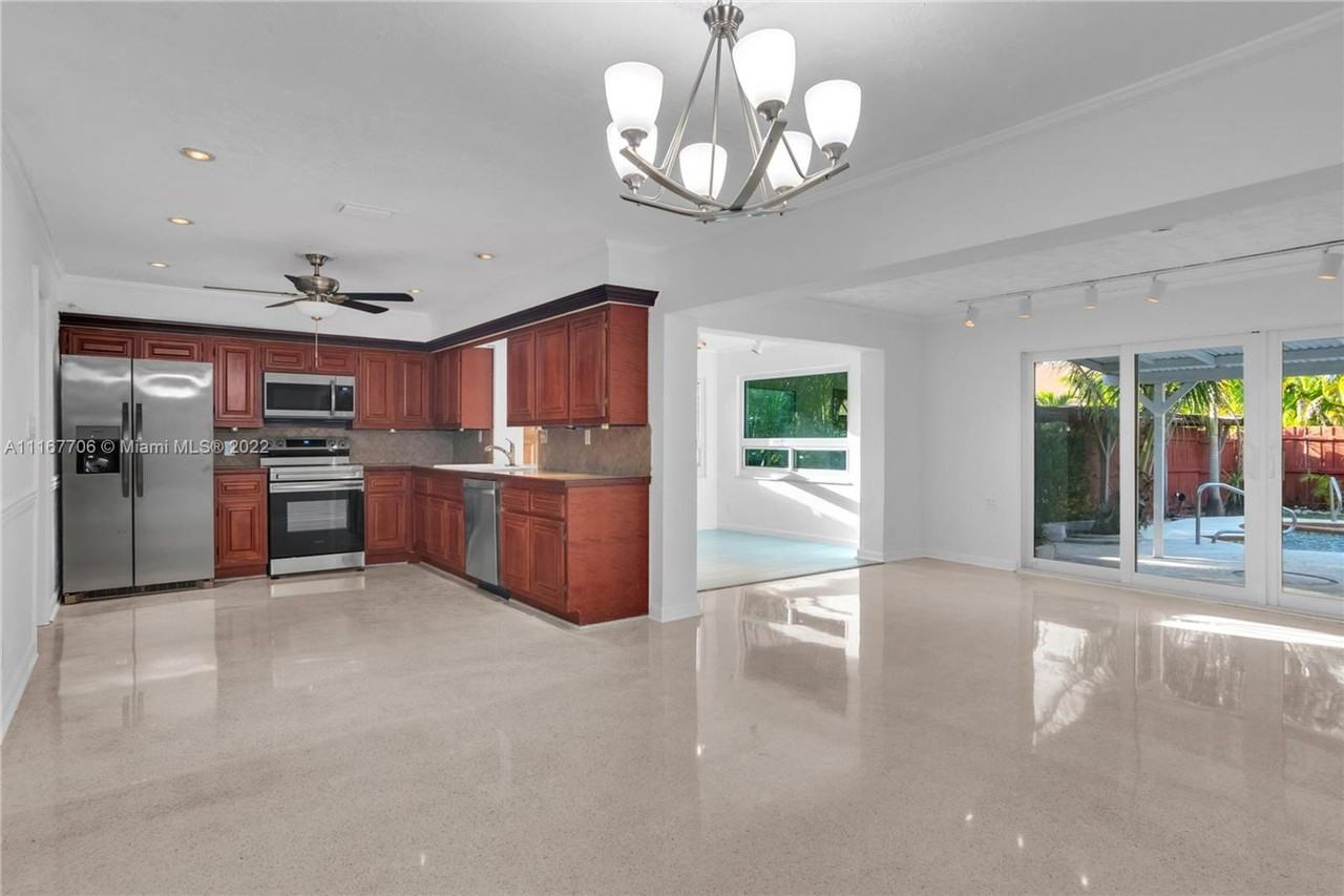 617 Ne 2nd Pl - Photo 3 of 11