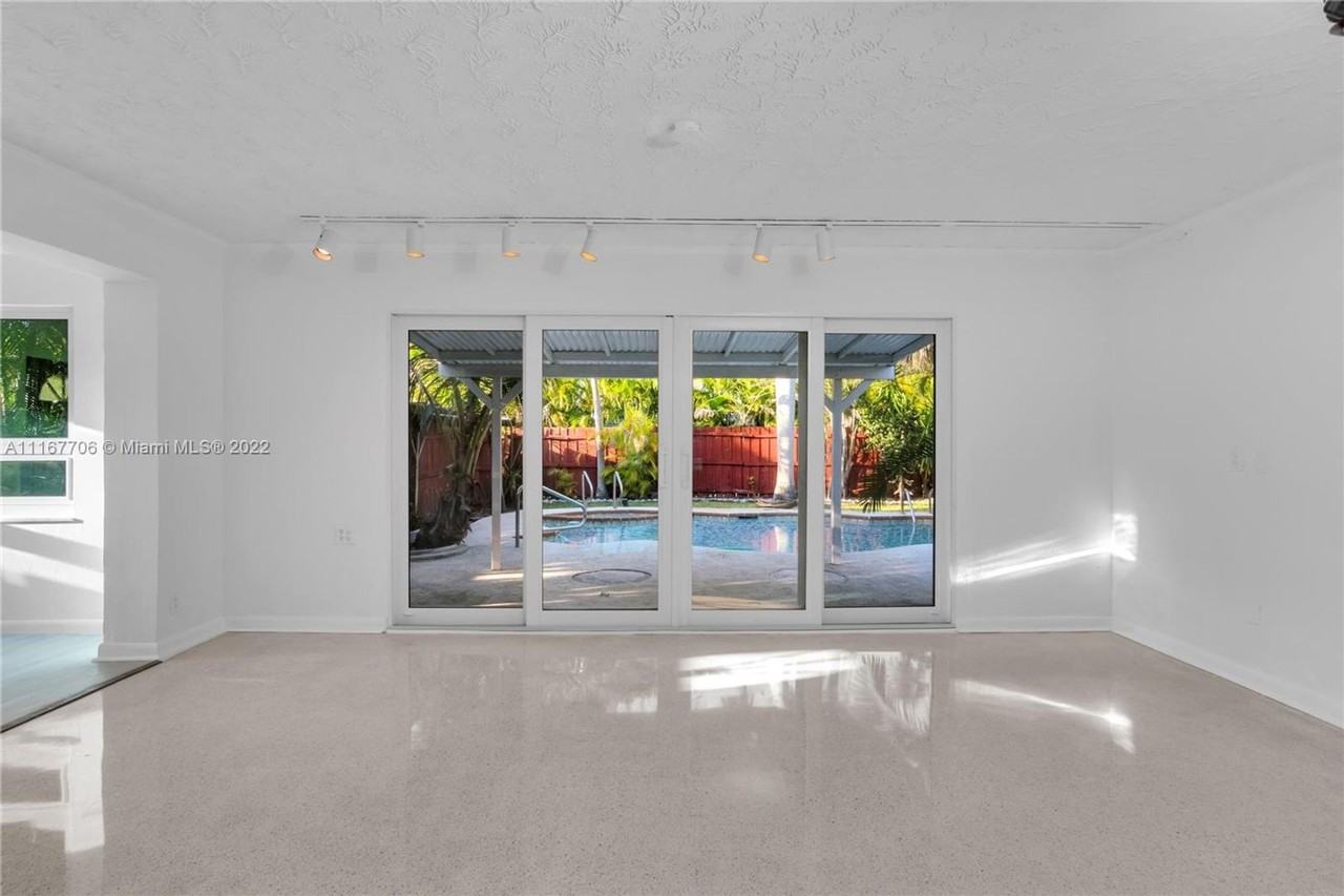 617 Ne 2nd Pl - Photo 4 of 11