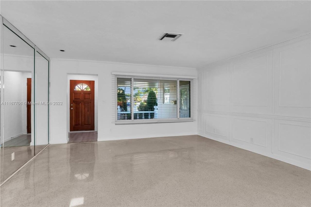 617 Ne 2nd Pl - Photo 7 of 11