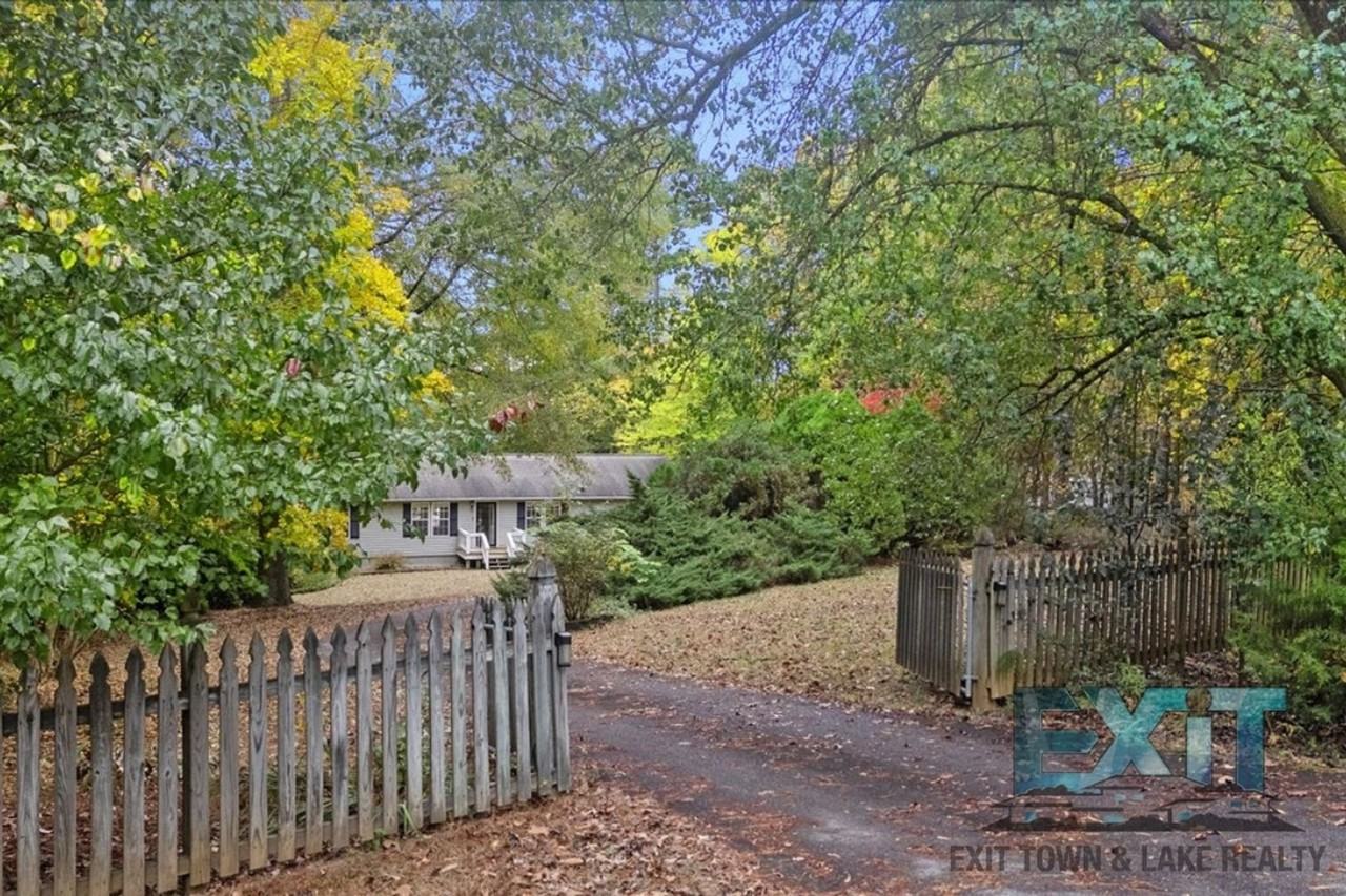 220 Brookstone Dr - Photo 2 of 50