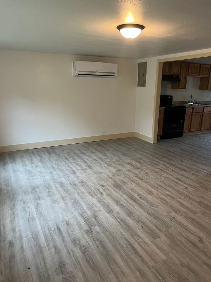 806 E 14th St - Photo 2 of 17