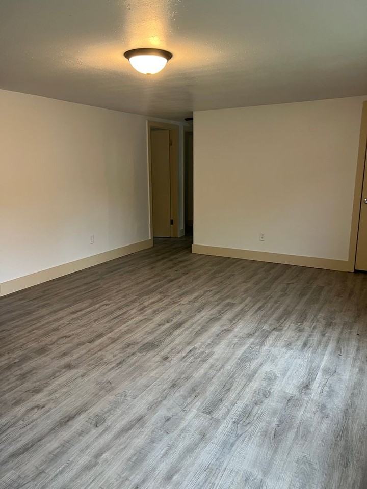 806 E 14th St - Photo 3 of 17